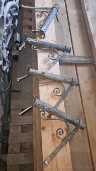 Držák na vlajku zástavu, staré bytelné.