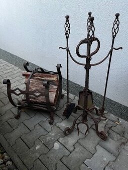 Krbové náčiní a koš na dřevo kované