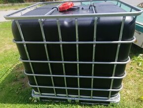 Černý 1000L kontejner na vodu