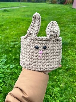 Háčkovaný košík králíček