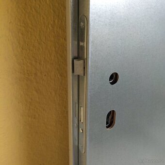 Prodám plechové dveře 80cm se zárubní (vše pozink)