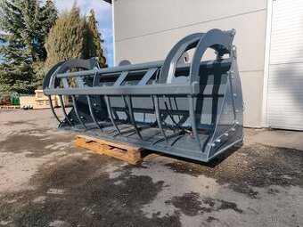 Lopata s přidržovačem pro manipulátor JCB