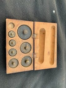 Závažíčka v dřevěné krabičce