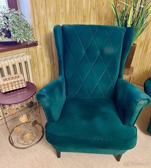 Sametově zelené křeslo