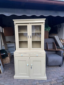 Rustikální starožitná komoda