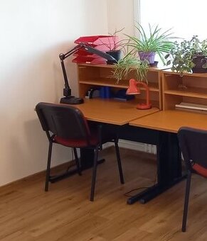 Kancelářský stůl s policovou skříňkou