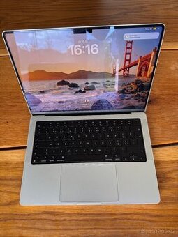 Apple MacBook Pro 14" / M3 Pro / 18GB / 512GB / stříbrný