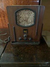 Staré nefunkční rádio