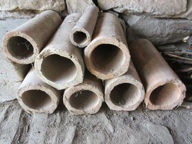 Cihlové trubky, skleněné tabule, PVC trubky