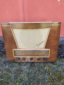 Staré retro rádio Tesla Opera 621A.