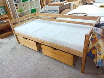 Prodám hezkou postel z masivu 90 x 200 cm se šuplíky