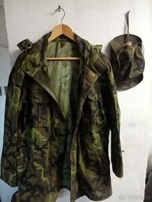 Kabát maskáč a klobouk