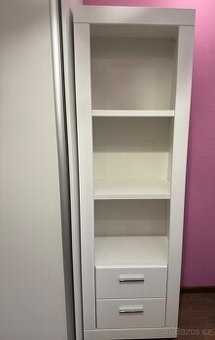 Vysoký regál + psací stůl – bílý nábytek ve velmi pěkném sta