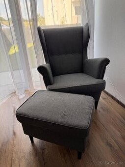 Křeslo ušák IKEA Strandmon s podnožkou