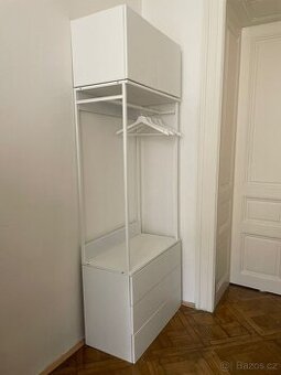 Bílá skříň PLATSA s úložným prostorem – jako nová