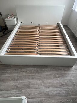 Postel Ikea malm 180x200