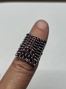 Prsten s českými granáty nepřehlédnutelný