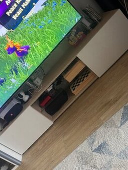 Obyvaci skrinky - pod tv, zavesna a policka nad TV