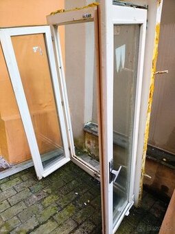 Dvoukřídlé okno, dřevo, včetně rámu a kování