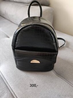 Krásný dámský koženkový elegantní batoh