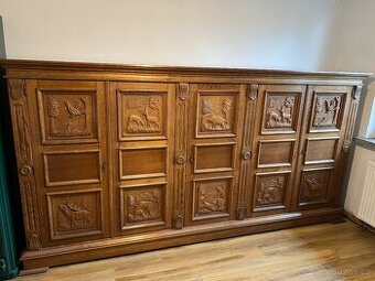 Dřevěná vyřezávaná skříň