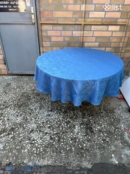 Kulaty stul s modrym ubrusem