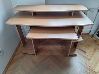 Pracovní počítačový stůl