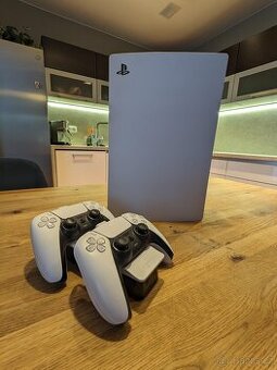 Playstation 5 (PS5) v super stavu + 2 ovladače + nabíječka
