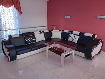 Sedačka a konferenční stolek