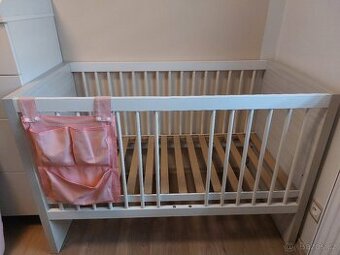Dětská postýlka s matrací, povlečením, mantinelem, kapsářem