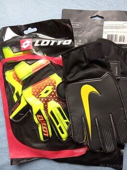 Rukavice fotbalové.