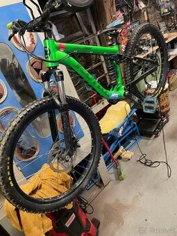 Dětské sjezdove kolo Kona Stinky 24”