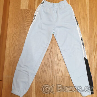 Tepláky na asi 12 let.