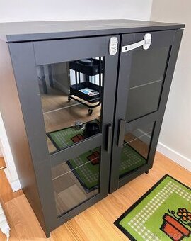 Prosklená skříňka IKEA BRIMNES, černá – 600 Kč