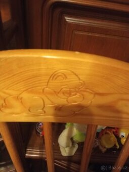 Krásná dřevěná postýlka pro miminko