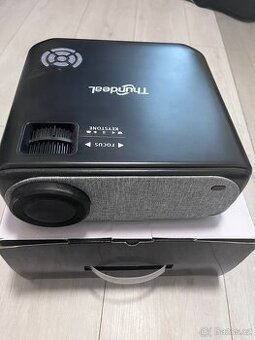 LED projektor ThundeaL vč. plátna
