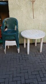 Plastový stůl a židle