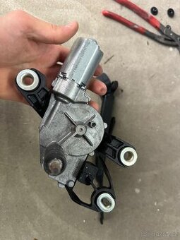 Prodám stěrač vč. motorku z VW Golf VI