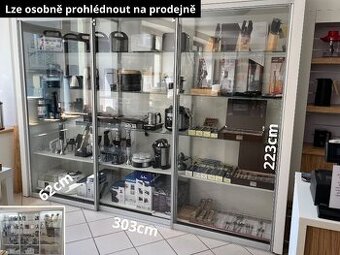 Prosklený regál