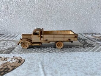 Dřevěný model nákladního vozu Praga RND valník