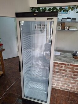 Prosklená lednice/vitrína