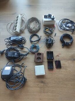 Mix kabelů - hdmi, UTP, adaptéry, elektro, atd. ...
