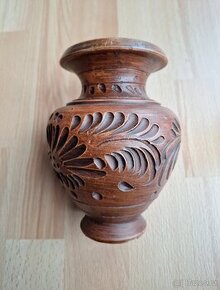 Hnědá zdobená keramická váza
