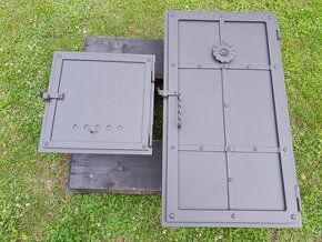 Set dvířek k udírně a topeništi