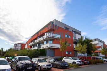 Prodej bytu 2+kk, 63 m², terasa, zahrádka, sklep, garáž – Pý