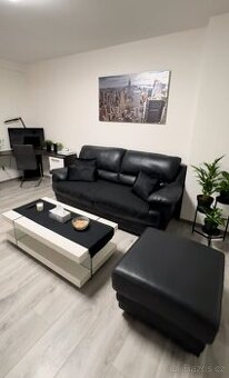 Kožená sedačka + taburet – TOP STAV