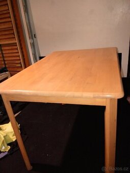 Masivní dřevěný jídelní stůl