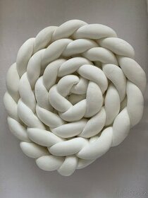 Nový bílý mantinel cop zaplétaný do dětské postýlky 3m