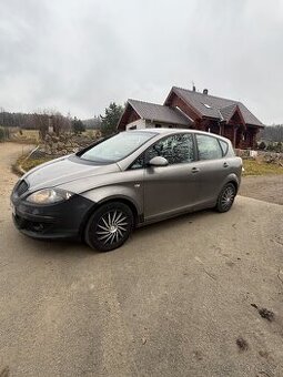 Zdravím prodám Seat Toledo Rok výroby: 2005 nájezd 220 tisíc