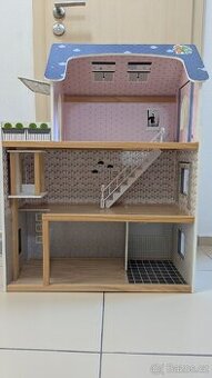 Domeček pro panenky + spousta nábytku a příslušenství